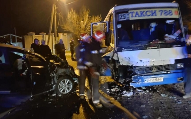 Под Черноморском столкнулись маршрутка и автомобиль Фото № 0 Под Черноморском столкнулись маршрутка и автомобиль Фото № 0