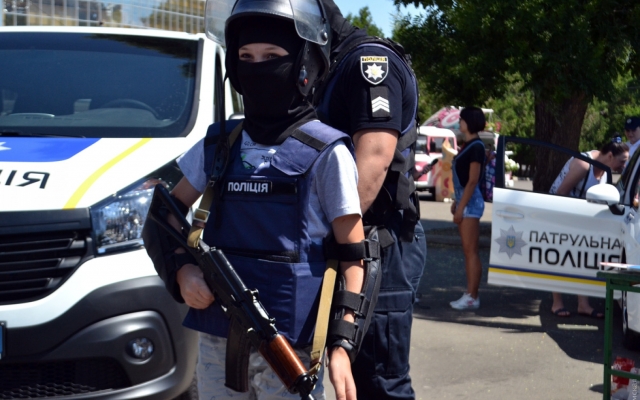 В честь своего Дня Нацполиция разрешила детям подержать оружие Фото № 2 В честь своего Дня Нацполиция разрешила детям подержать оружие Фото № 2