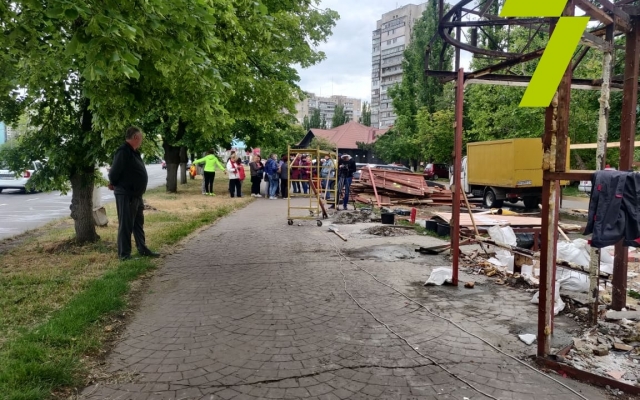 В Одесе посреди тротуара строят МАФ Фото № 0 В Одесе посреди тротуара строят МАФ Фото № 0