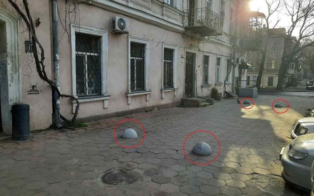 Одесситы пожаловались мэру на антипарковочные полусферы на тротуаре в центре города Фото № 0 Одесситы пожаловались мэру на антипарковочные полусферы на тротуаре в центре города Фото № 0