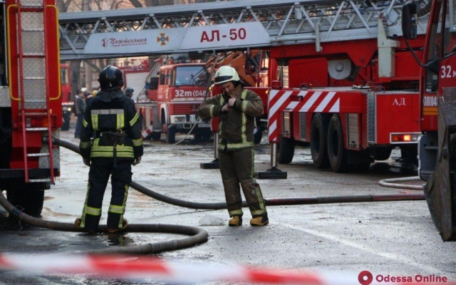 Пожарные тушат очаги тления в сгоревшем здании Фото № 2 Пожарные тушат очаги тления в сгоревшем здании Фото № 2