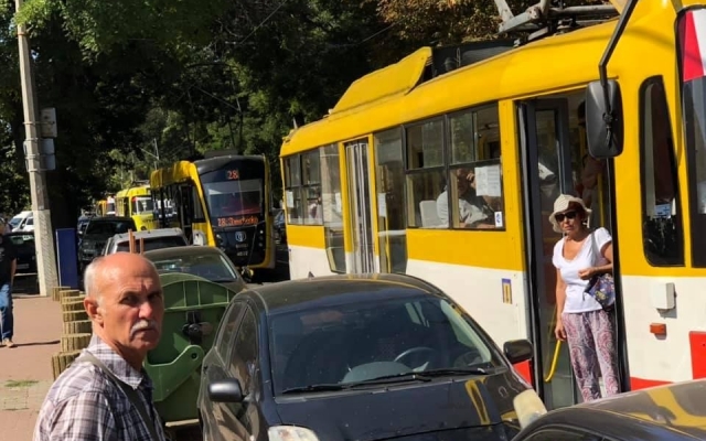 В Одессе автомобильный хам заблокировал движение общественного транспорта Фото № 0 В Одессе автомобильный хам заблокировал движение общественного транспорта Фото № 0
