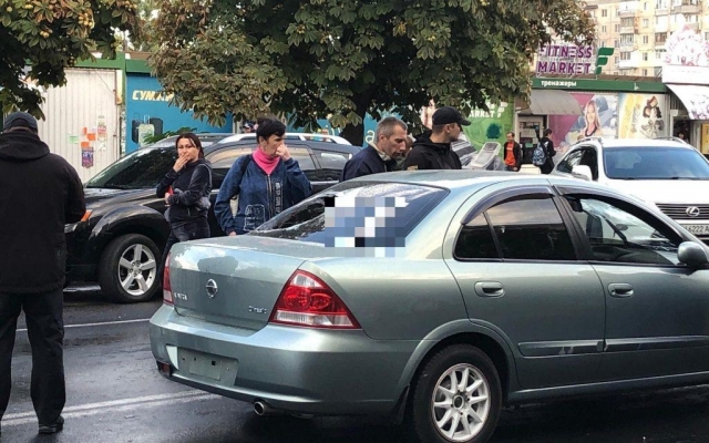На Таирова автоледи протаранила протестующих (ФОТО) Фото № 2 На Таирова автоледи протаранила протестующих (ФОТО) Фото № 2