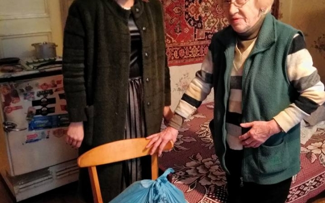 Одесские волонтёры посетили своих подопечных-пенсионеров Фото № 1 Одесские волонтёры посетили своих подопечных-пенсионеров Фото № 1