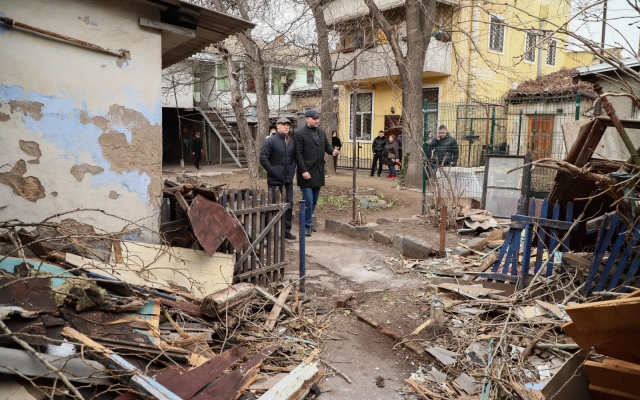 Геннадий Труханов встретился с жильцами дома, пострадавшего от рухнувшего дерева Фото № 0 Геннадий Труханов встретился с жильцами дома, пострадавшего от рухнувшего дерева Фото № 0