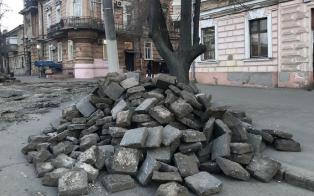 Старинные лавовые плиты «испарились» со складов КП «Городские дороги» Фото № 0 Старинные лавовые плиты «испарились» со складов КП «Городские дороги» Фото № 0