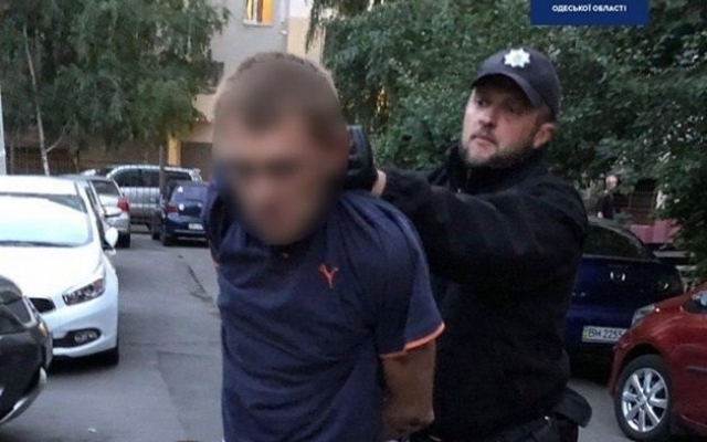 Наркоман громил машины и приставал к людям Фото № 0 Наркоман громил машины и приставал к людям Фото № 0