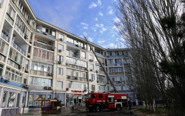 Во время тушения пожара в Одессе пострадали спасатели Фото № 4 Во время тушения пожара в Одессе пострадали спасатели Фото № 4
