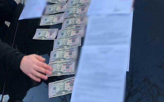 Прокуроры Одесской областной прокуратуры совместно в ГБР задержали таможенника Фото № 2 Прокуроры Одесской областной прокуратуры совместно в ГБР задержали таможенника Фото № 2