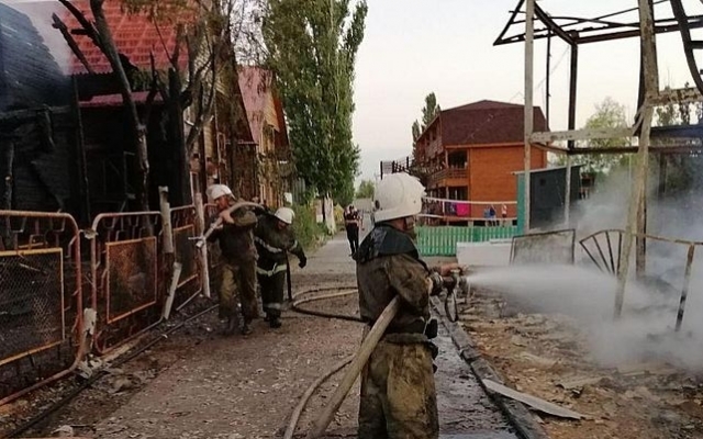 В Затоке горели сразу две базы отдыха Фото № 0 В Затоке горели сразу две базы отдыха Фото № 0