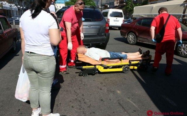 В центре Одессы девушка сбила двух человек (ФОТО) Фото № 1 В центре Одессы девушка сбила двух человек (ФОТО) Фото № 1