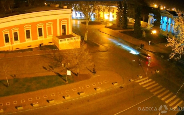 В Одессе автомобиль снес шлагбаум Фото № 0 В Одессе автомобиль снес шлагбаум Фото № 0
