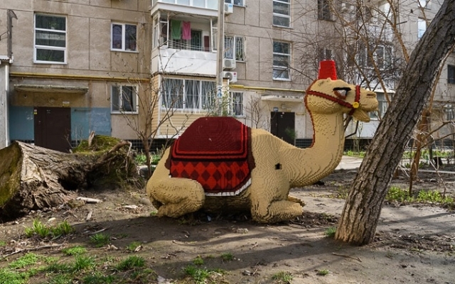 Одесский дворик украшает большой верблюд из лего Фото № 2 Одесский дворик украшает большой верблюд из лего Фото № 2