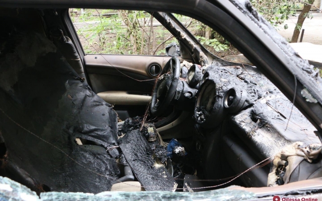 В Одессе ночью взорвался автомобиль Фото № 1 В Одессе ночью взорвался автомобиль Фото № 1
