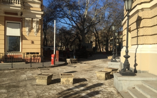 Возле Оперного театра положат новую плитку Фото № 5 Возле Оперного театра положат новую плитку Фото № 5