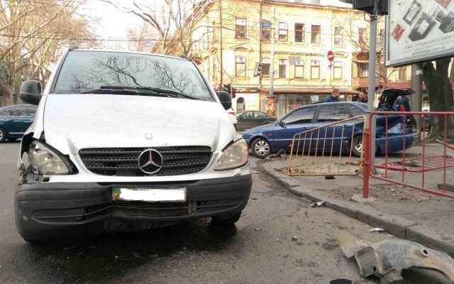 В центре города автомобиль вылетел на тротуар, есть пострадавшие Фото № 4 В центре города автомобиль вылетел на тротуар, есть пострадавшие Фото № 4