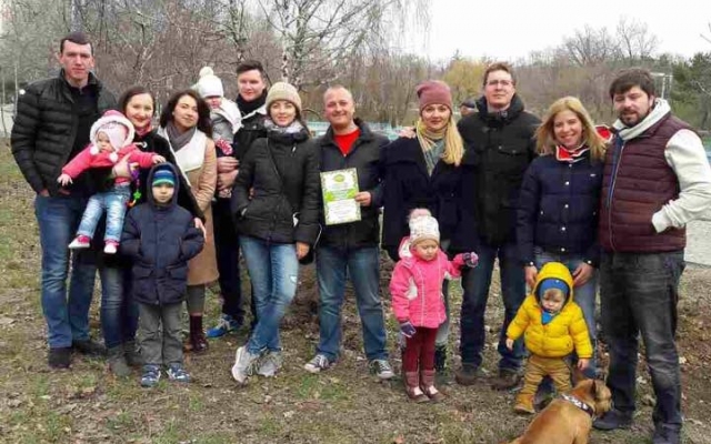В парке Победа одесситы посадили сегодня 110 деревьев Фото № 2 В парке Победа одесситы посадили сегодня 110 деревьев Фото № 2