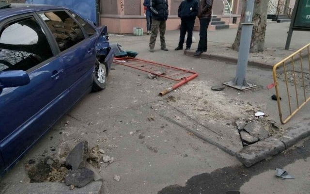 В центре города автомобиль вылетел на тротуар, есть пострадавшие Фото № 7 В центре города автомобиль вылетел на тротуар, есть пострадавшие Фото № 7