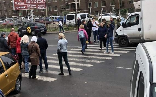 Жители домов на Сахарова протестуют против платной парковки Фото № 1 Жители домов на Сахарова протестуют против платной парковки Фото № 1