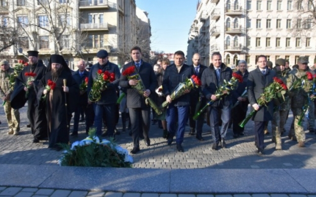 День Соборности начался с возложения цветов Фото № 2 День Соборности начался с возложения цветов Фото № 2