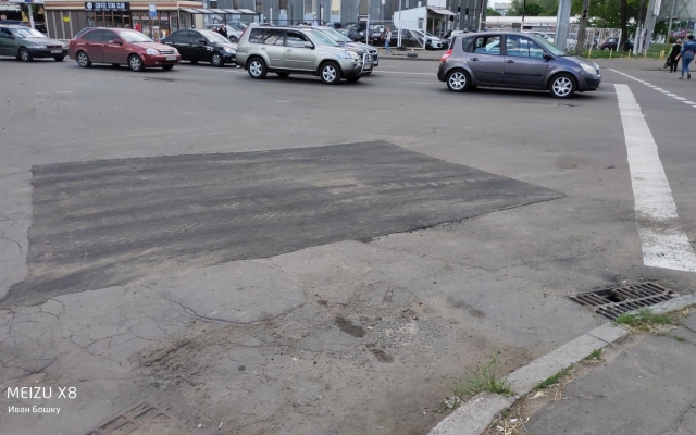 Спустя три месяца злополучную яму у одесского рынка залатали (ФОТО) Фото № 2 Спустя три месяца злополучную яму у одесского рынка залатали (ФОТО) Фото № 2
