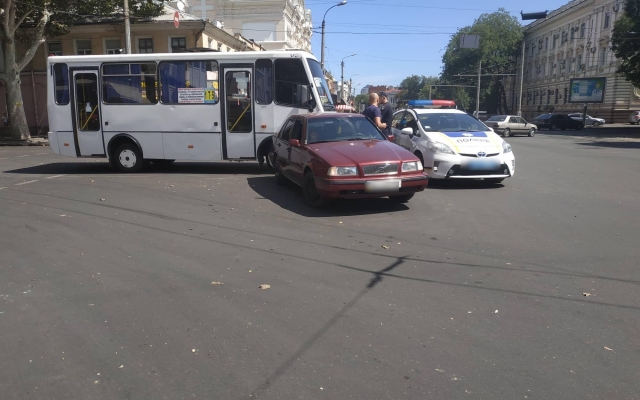 В центре Одессы не разминулись автобус и автомобиль Фото № 0 В центре Одессы не разминулись автобус и автомобиль Фото № 0