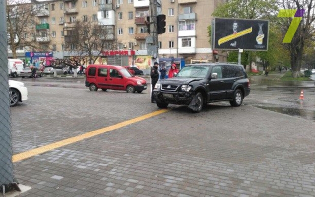 Возле парка Горького авария с участием двух автомобилей и пострадавшими Фото № 1 Возле парка Горького авария с участием двух автомобилей и пострадавшими Фото № 1