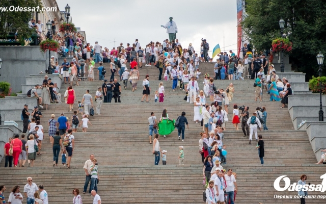 В День независимости одесситы создали вышиванковую цепь Фото № 2 В День независимости одесситы создали вышиванковую цепь Фото № 2