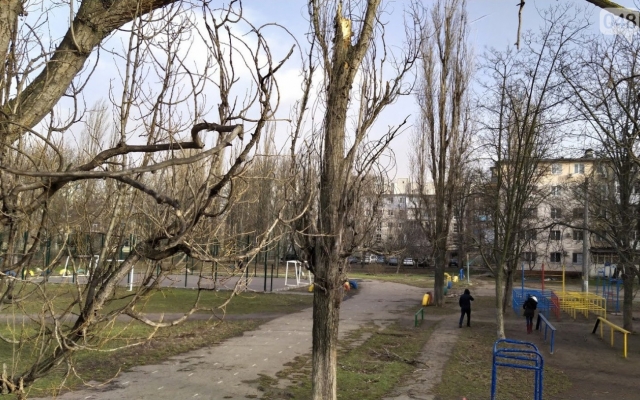 В одесской школе во время уроков обвалилась часть потолка Фото № 5 В одесской школе во время уроков обвалилась часть потолка Фото № 5