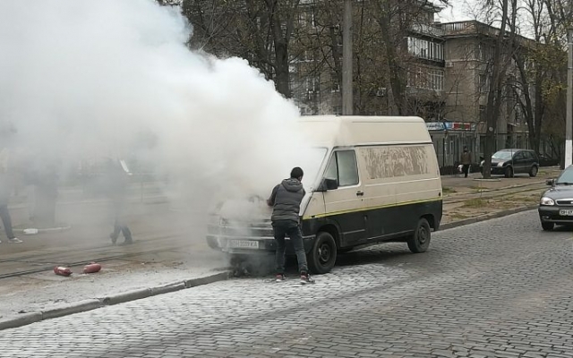 В Одессе на Французском бульваре горел микроавтобус (ВИДЕО) Фото № 0 В Одессе на Французском бульваре горел микроавтобус (ВИДЕО) Фото № 0