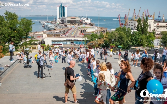 В День независимости одесситы создали вышиванковую цепь Фото № 5 В День независимости одесситы создали вышиванковую цепь Фото № 5