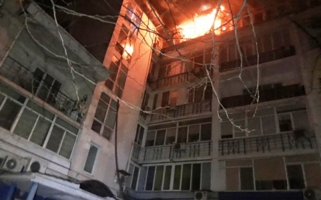 Во время тушения пожара в Одессе пострадали спасатели Фото № 3 Во время тушения пожара в Одессе пострадали спасатели Фото № 3