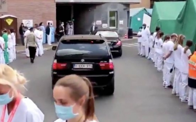 Бельгийские медики устроили коридор позора своему премьеру Фото № 0 Бельгийские медики устроили коридор позора своему премьеру Фото № 0