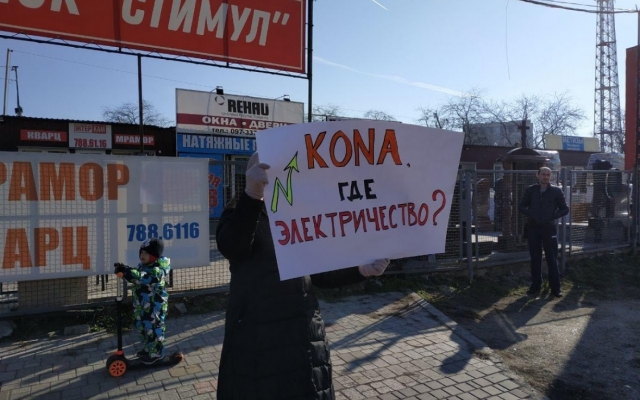Без света, воды и отопления: одесситы перекрыли дорогу на поселке Котовского Фото № 2 Без света, воды и отопления: одесситы перекрыли дорогу на поселке Котовского Фото № 2