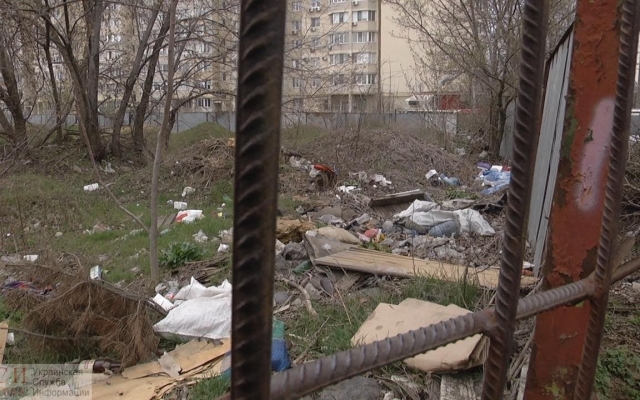 Рядом с Евромэрией образовалась свалка (ФОТО) Фото № 3 Рядом с Евромэрией образовалась свалка (ФОТО) Фото № 3