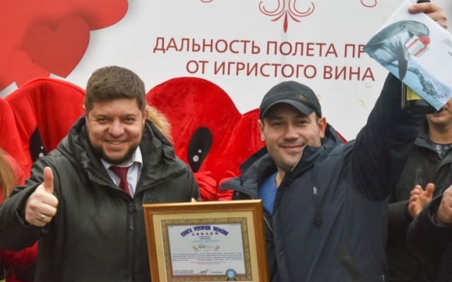 Одесситы установили рекорд Украины по дальности полета пробки от шампанского Фото № 10 Одесситы установили рекорд Украины по дальности полета пробки от шампанского Фото № 10
