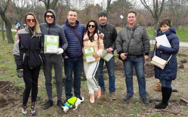В парке Победа одесситы посадили сегодня 110 деревьев Фото № 7 В парке Победа одесситы посадили сегодня 110 деревьев Фото № 7