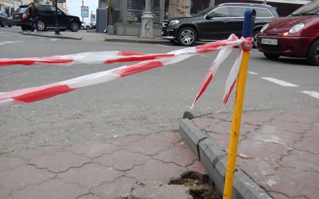 Провал грунта в центре города на пешеходном переходе Фото № 2 Провал грунта в центре города на пешеходном переходе Фото № 2