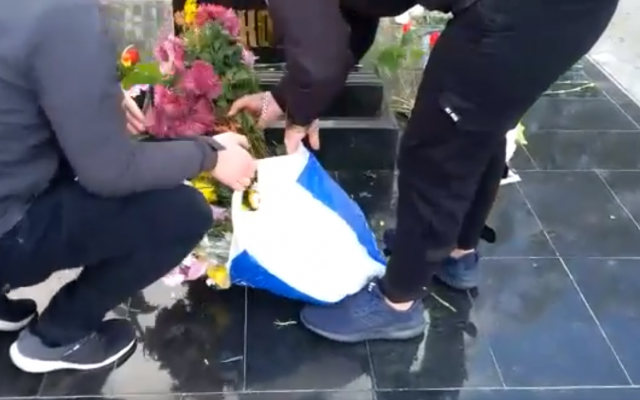 Следы митинга в честь Жукова убрали активисты Фото № 0 Следы митинга в честь Жукова убрали активисты Фото № 0