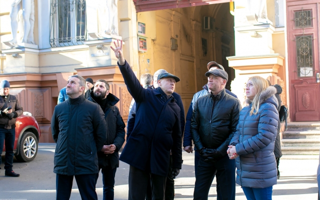 Мэр проинспектировал ход реконструкции дома с атлантами Фото № 1 Мэр проинспектировал ход реконструкции дома с атлантами Фото № 1