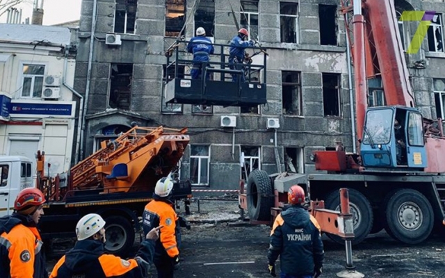 Спасатели начинают искать людей на верхних этажах Фото № 0 Спасатели начинают искать людей на верхних этажах Фото № 0