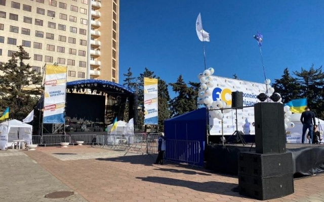 В Черноморске 2 партии не поделили место на площади Фото № 0 В Черноморске 2 партии не поделили место на площади Фото № 0