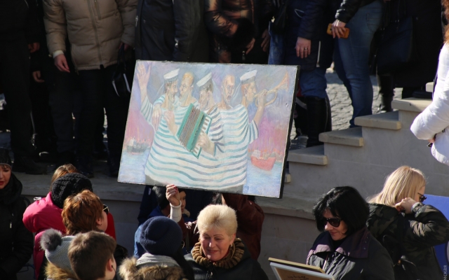 Одесситы растащили бесплатные картины еще до начала выставки Фото № 0 Одесситы растащили бесплатные картины еще до начала выставки Фото № 0