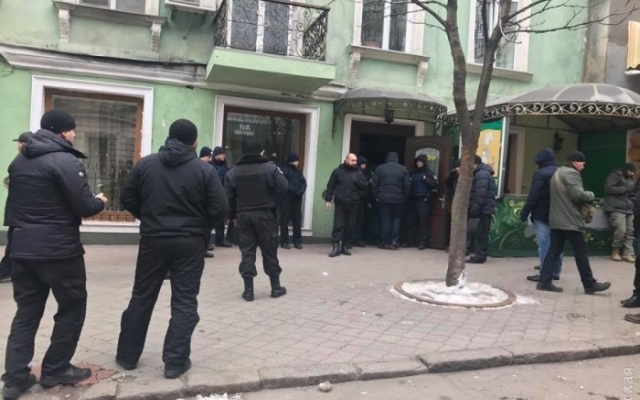 Конфликт с задержанием: любимое одесситами кафе выселяют городские власти Фото № 0 Конфликт с задержанием: любимое одесситами кафе выселяют городские власти Фото № 0