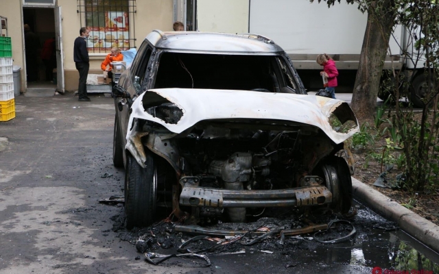 В Одессе ночью взорвался автомобиль Фото № 3 В Одессе ночью взорвался автомобиль Фото № 3