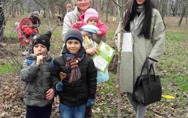 В парке Победа одесситы посадили сегодня 110 деревьев Фото № 5 В парке Победа одесситы посадили сегодня 110 деревьев Фото № 5