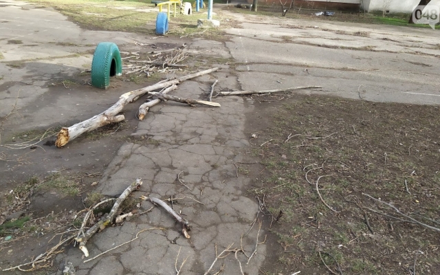 В одесской школе во время уроков обвалилась часть потолка Фото № 4 В одесской школе во время уроков обвалилась часть потолка Фото № 4