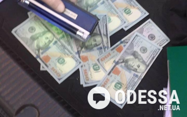 На взятке в 1,5 тысячи долларов попался сотрудник управления Укртрансбезопасности Фото № 0 На взятке в 1,5 тысячи долларов попался сотрудник управления Укртрансбезопасности Фото № 0