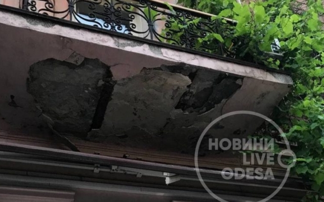 В Одессе с очередного исторического здания отпал кусок фасада Фото № 0 В Одессе с очередного исторического здания отпал кусок фасада Фото № 0