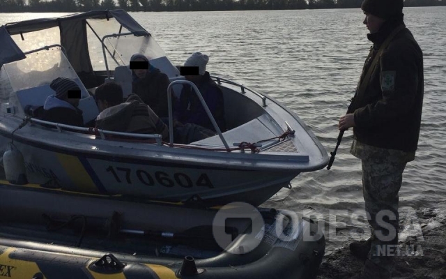 С помощью украинца три нелегала пакистанца на надувной лодке пытались проникнуть в Румынию Фото № 5 С помощью украинца три нелегала пакистанца на надувной лодке пытались проникнуть в Румынию Фото № 5